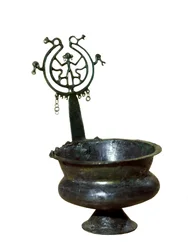 Tasse avec poignée décorative et figure humaine (bronze)